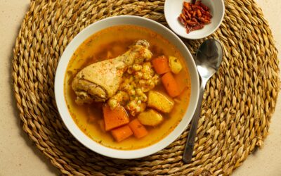 Un delicioso Caldo de Pollo con Verduras, calientito y nutritivo