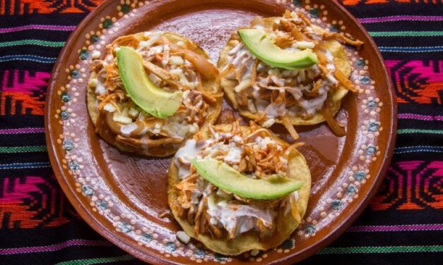 Tostadas de Tinga de Pollo con Aguacate y Nopalitos