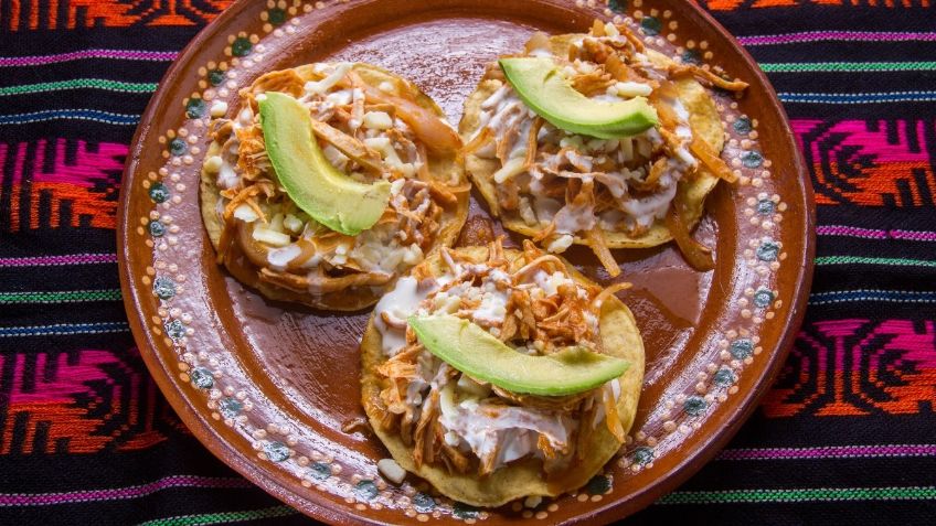 Tostadas de Tinga de Pollo con Aguacate y Nopalitos